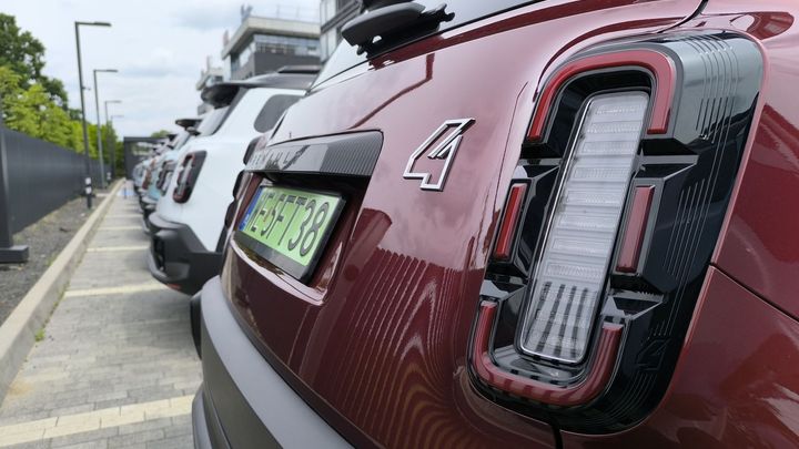 Publikum v sále ztichlo. Jízdní premiéra Renaultu 4 měla nečekaně mrazivý úvod