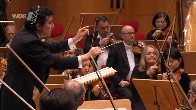 Alain Altinoglu diriguje suitu z Debussyho opery Palléas a Mélisanda ve vlastním aranžmá, hraje WDR Sinfonieorchester.