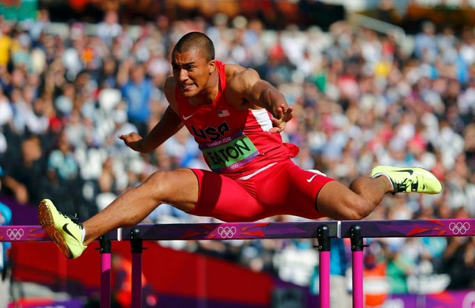 Ashton Eaton při překážkách