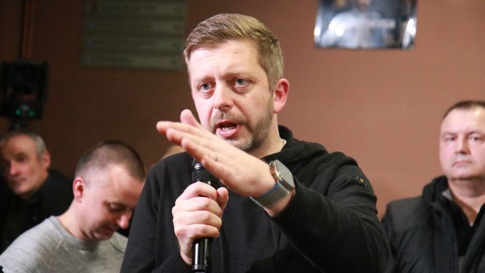 Předseda STAN Vít Rakušan při emotivní debatě s kritiky v Pivnici Centrum v Karviné