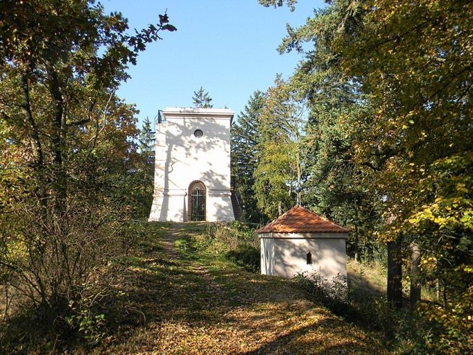 Průhonice (okres Praha-západ) - gloriet v zámeckém parku.  Na návrší proti zámku v zámeckém parku v Průhonicích stojí gloriet - vyhlídková věž klasicistního původu, upravená na konci 19. století. Stavba přestala v první polovině 20. století sloužit svému účelu a postupně se proměnila ve zříceninu. Poměrně tenké cihelné zdivo bylo již na pokraji rozpadu. V roce 2009 byla na základě důkladného průzkumu vyhotovena projektová dokumentace a probíhala celková obnova. Podařilo se opravit a doplnit obvodové zdivo, obnovit stropní konstrukce včetně bedněné klenby a zahájit obnovu schodiště a omítek. Obnoven byl i sousední sklípek na potraviny.   (Zdroj: Národní památkový ústav)