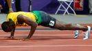 Jamajský sprinter Usain Bolt slaví vítězství ve sprintu na 200 metrů na OH 2012 v Londýně.