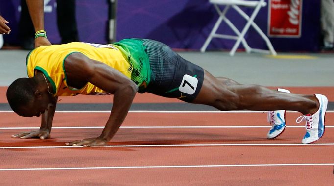 Jamajský sprinter Usain Bolt slaví vítězství ve sprintu na 200 metrů na OH 2012 v Londýně.