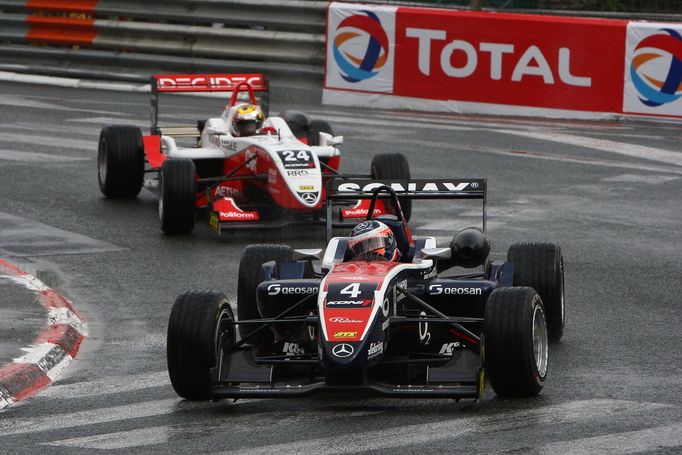 Dalším českým želízkem v ohni byl v roce 2008 Erik Janiš. V premiérové (a jediné) sezoně v Eurosérii Formule 3 dokonce vyhrál hodnocení nováčků.