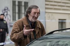 Glosa: Případy 1. oddělení míchají reálné náměty s karikaturami. Výsledek je nuda