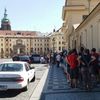 Fronta před vstupem do Pražského hradu