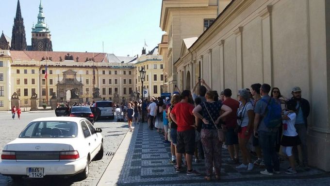 Fronta před vstupem do Pražského hradu.