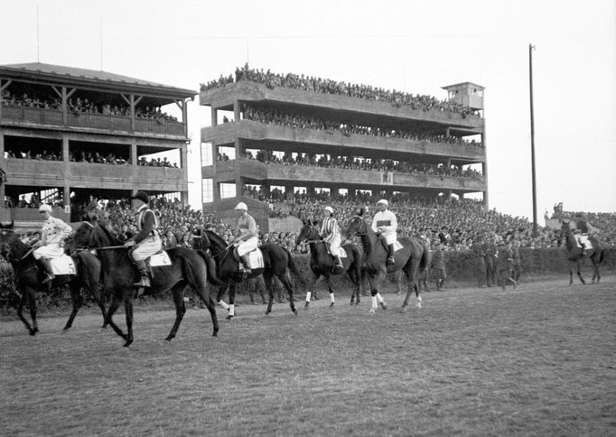 Velká pardubická steeplechase, 58. ročník, byl odstartován v neděli 12. října 1947. Na tribunách pardubického závodiště se sešli diváci, aby sledovali tento slavný dostih