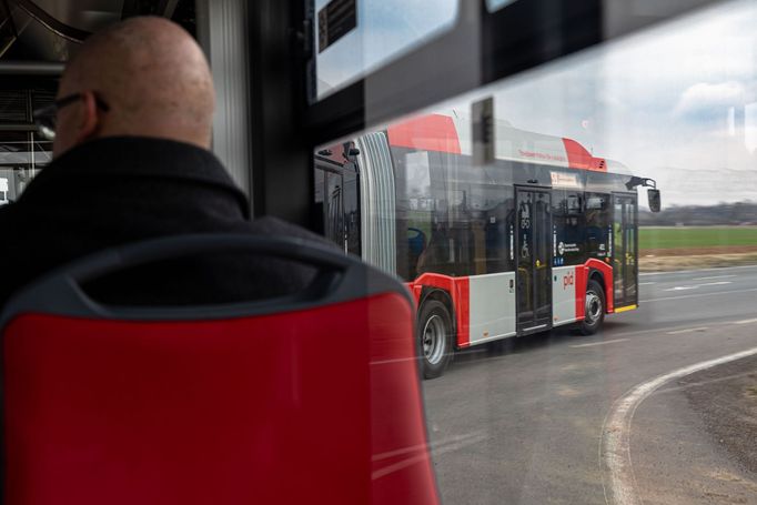 Trolejbusy Škoda Solaris 24, které jezdí z pražského letiště na lince 59 do Nádraží Veleslavín.