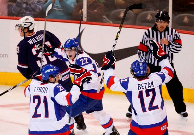 Slovenští hokejisté Radoslav Tybor Milan Kytnar a Adam Bezak se radují z gólu do sítě USA na MS dvacetiletých.