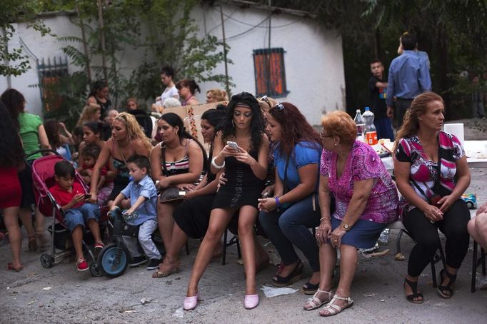 Women gather as they celebrate the future engagement of resident Saray Gabarri outside her house in Madrid's Spanish gypsy settlement of Puerta de Hierro July 31, 2012. Fifty-four families have been living in Puerta de Hierro, on the banks of the Manzanares river for over 50 years. Since the summer of 2010, the community has been subject to evictions on the grounds that the dwellings are illegal. Families whose houses have been demolished, move in with relatives whose houses still remain while the debris keeps piling up around them as more demolitions take place. Picture taken July 31, 2012. REUTERS/Susana Vera (SPAIN - Tags: SOCIETY) ATTENTION EDITORS - PICTURE 19 OF 31 FOR PACKAGE 'GYPSY SITE DEMOLISHED' SEARCH 'GYPSY SITE' FOR ALL IMAGES Published: Lis. 5, 2012, 4:12 odp.