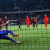 Nice - Barcelona: Johan Cardinale (16)  - Xavi dává gól z penalty