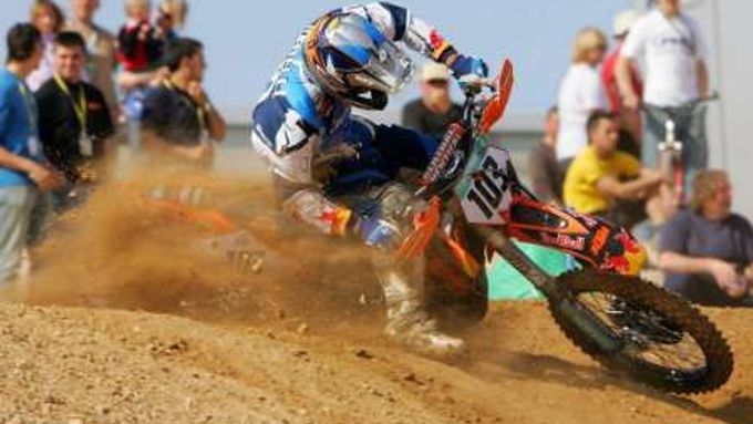 Motokrosový jezdec Sebastien Tortelli se vrhá do jedné ze zatáček trati na mistrovství světa ve Španělsku.