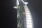 Hotel ve tvaru plachetnice byl jednou z prvních staveb, která Dubaj proslavila pro širokou veřejnost. Byl doknčen v roce 1999.