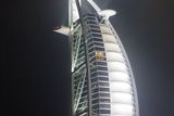 Hotel ve tvaru plachetnice byl jednou z prvních staveb, která Dubaj proslavila pro širokou veřejnost. Byl doknčen v roce 1999.