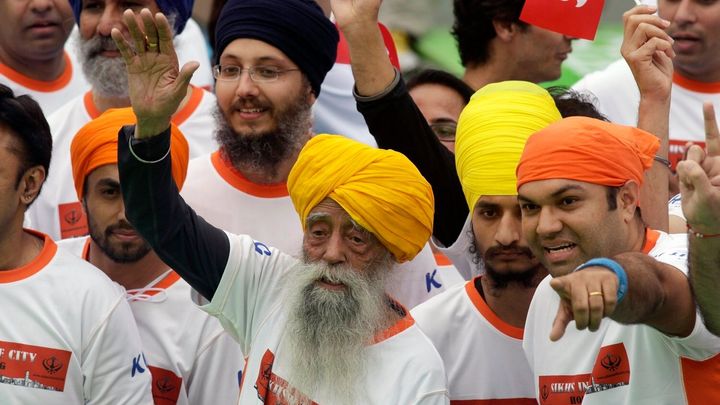 "Tornádo v turbanu" doběhalo. Nejstaršího maratonce světa srazilo auto; Zdroj foto: Reuters