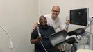 S Romanem Kociánem na místě pracovali i dva zdravotníci lékaři George a Sam, které učil pracovat s novým přístrojem.