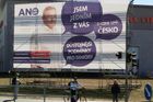Obří billboard kandidáta ANO stojí na pardubickém náměstí načerno
