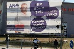 Obří billboard kandidáta ANO stojí na pardubickém náměstí načerno