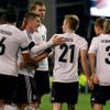 Němečtí fotbalisté se radují z gólu Marca Reuse v kvalifikačním utkání na MS 2014 proti Irsku.