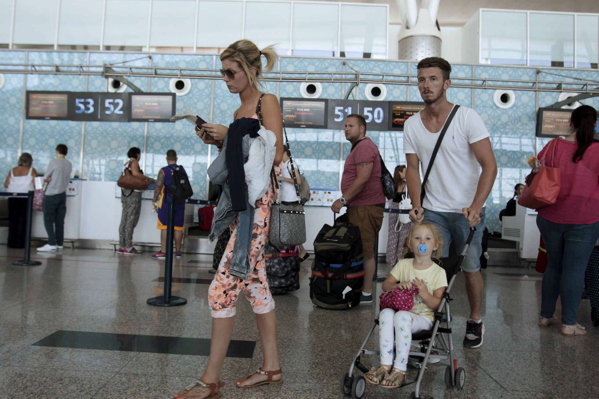 Turisté čekají na evakuaci z Tuniska