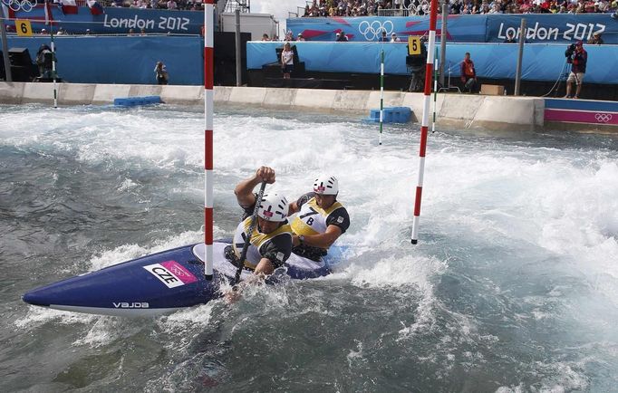 Do semifinále olympijského závodu ve vodním slalomu se probojovali i deblkanoisté Jaroslav Volf s Ondřejem Štěpánkem.