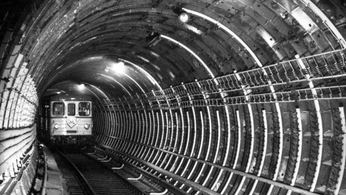 Sovětská souprava Ečs v tunelu pod Prahou.