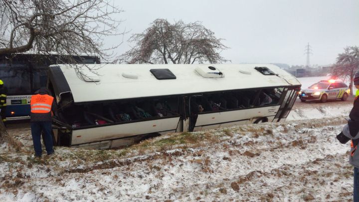 Na Jihlavsku havaroval autobus plný dětí, čtyři lidé utrpěli těžká zranění