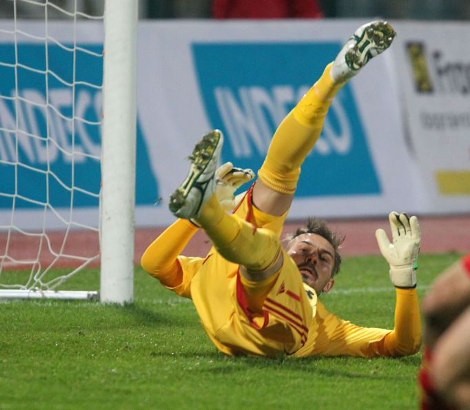 Fotbalový brankář Dukly Praha Filip Rada v utkání proti Baníku Ostrava ve 14. kole Gambrinus ligy 2012/13.