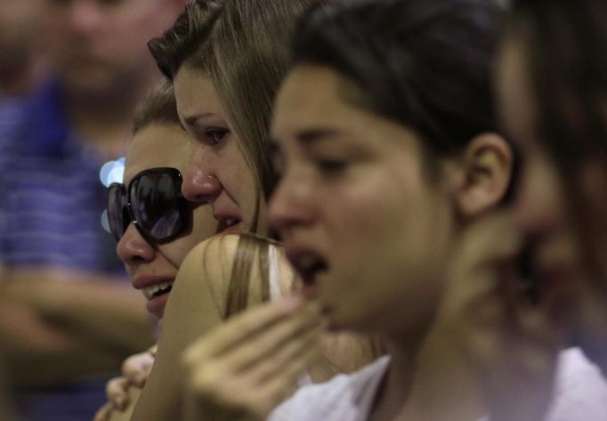 Relatives of victims of the fire at Boate Kiss nightclub attend a collective wake in the southern city of Santa Maria, 187 miles (301 km) west of the state capital Porto Alegre January 27, 2013. The nightclub fire killed at least 232 people in Santa Maria early on Sunday when a band's pyrotechnics show set the building ablaze and fleeing partygoers stampeded toward blocked and overcrowded exits in the ensuing panic, officials said. REUTERS/Ricardo Moraes (BRAZIL - Tags: DISASTER OBITUARY TPX IMAGES OF THE DAY) Published: Led. 28, 2013, 1:02 dop.