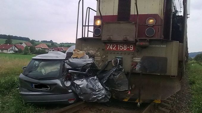 Střetnutí nákladního vlaku a osobního automobilu na přejezdu v Záhorovicích