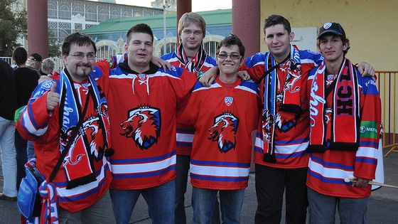 FOTO Očekávání vrcholí. Fanoušci míří do Holešovic na KHL