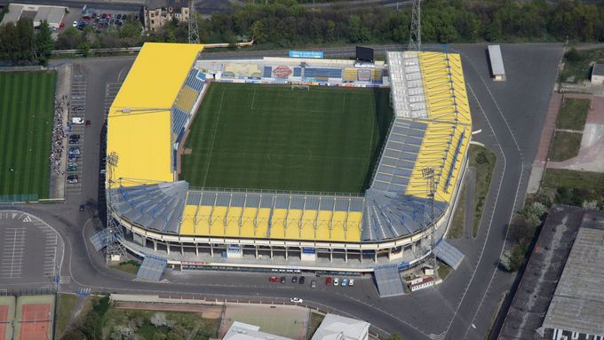 Letecký pohled na fotbalový stadion Na Stínadlech v Teplicích