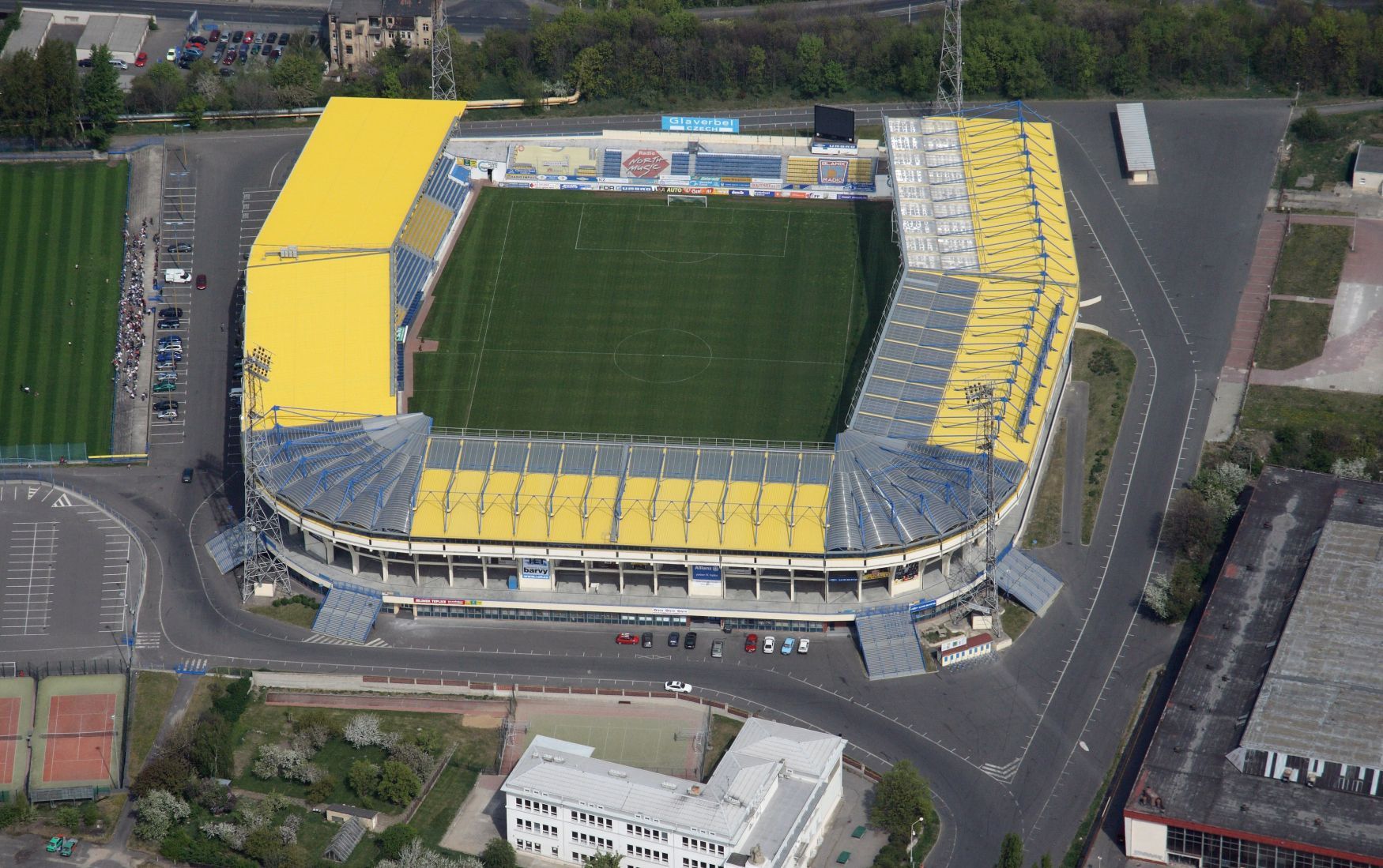 Letecký pohled na fotbalový stadion Na Stínadlech v Teplicích