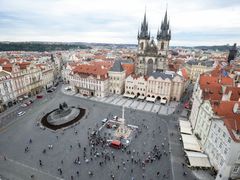 Staroměstské náměstí z výšky. Pomník Jan Husa funguje jako protipól katolickému Mariánskému sloupu.