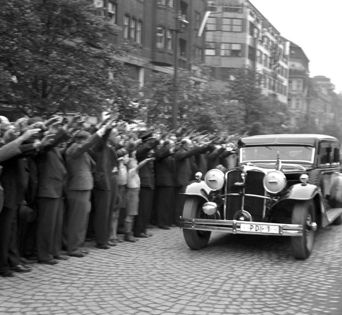 Emila Hácha ve svém automobilu Tatra. Období během německé okupace, kdy v čele Protektorátu Čechy a Morava kolaboroval s nacistickou Třetí říší. Rok 1942