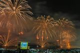 ...podle odhadů se tu sešly asi dva miliony lidí, kteří sledovali 12 minut trvající ohňostroj. Vítat Nový rok v Riu se rozhodlo zhruba 860.000 zahraničních turistů.