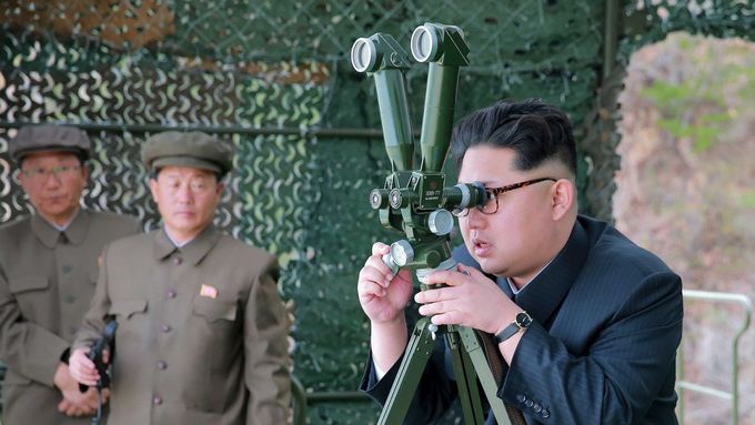 Korejský vůdce sleduje odpálení rakety.