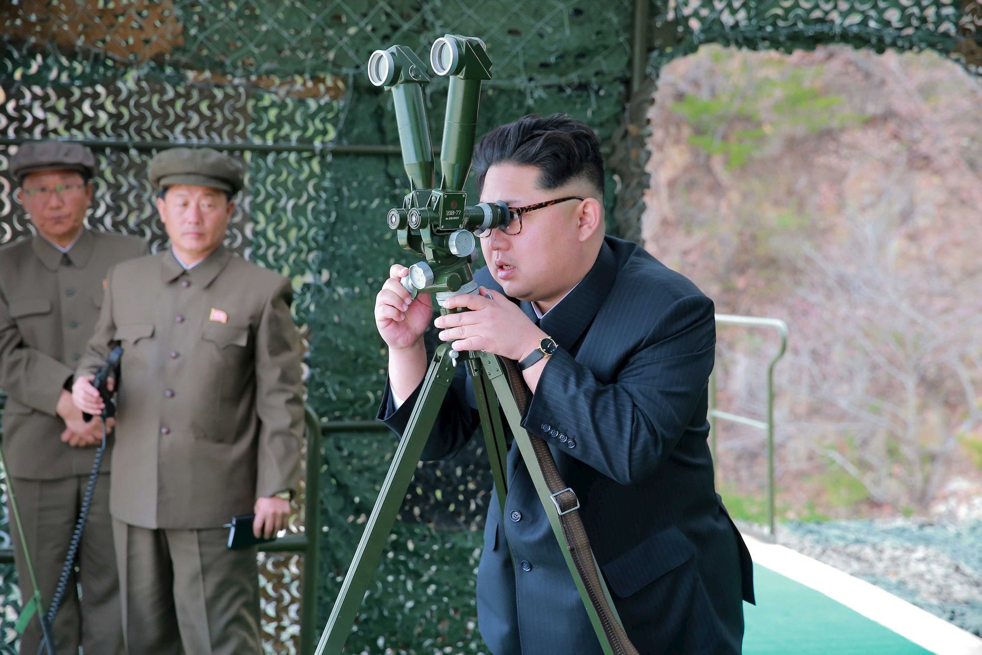 Kim Čong-un při testu rakety odpálené z ponorky.
