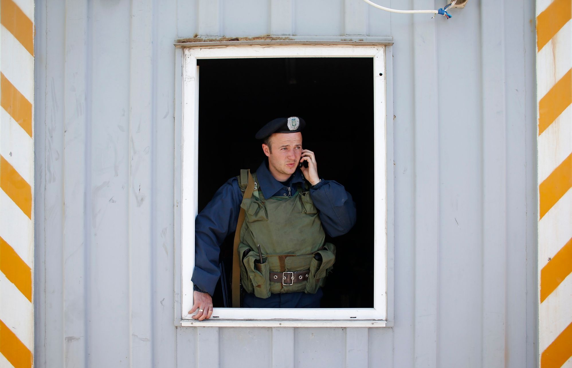 Ukrajinský voják na checkpointu u Mariupolu.