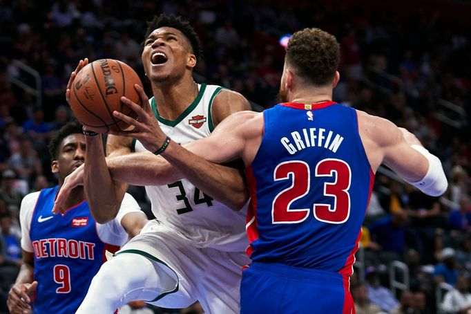 basketbal, NBA 2018/2019, play off, Detroit - Milwaukee, hvězda hostů Janis Adetokunbo v akci