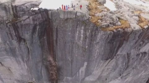 Skokani se vrhali ze skal do norských fjordů