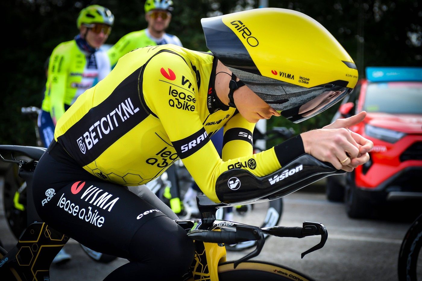 Jonas Vingegaard a jeho helma při časovce závodu Tirreno-Adriatico