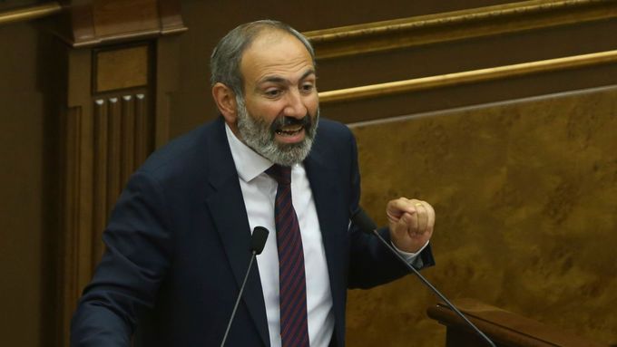 Arménský parlament nezvolil opozičního vůdce premiérem. Přijde politická tsunami, říká Pašinjan