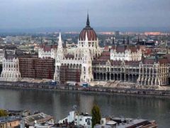 Známá budova maďarského parlamentu na břehu Dunaje.