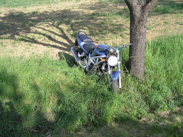 Srážka dvou motorek s autem