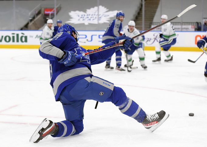 Auston Matthews z Toronta v zápase NHL s Vancouverem