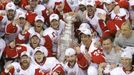 5. 6. - Stanley Cup vybojoval Detroit - Detroit Red Wings se po šesti letech raduje ze zisku Stanleyova poháru. Rozhodlo o tom jeho vítězství v šestém finále letošní NHL na ledě Pittsburghu.  Na slavnou trofej dosáhli také dva čeští hokejisté. Pro Dominika Haška je to druhé prvenství, Jiří Hudler pozvedl hokejový grál poprvé v kariéře.  Další podrobnosti naleznete ve článku zde