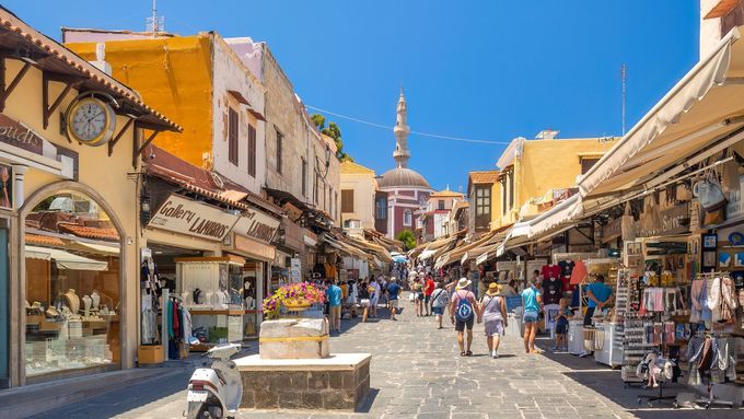 Historické město Rhodos bylo centrem římské i byzantské moci na stejnojmenném ostrově, sídlil tu i rytířský Řád johanitů. Dnes patří k oblíbeným turistickým cílům.