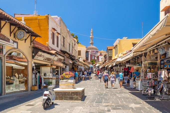 Historické město Rhodos bylo centrem římské i byzantské moci na stejnojmenném ostrově, sídlil tu i rytířský Řád johanitů. Dnes patří k oblíbeným turistickým cílům.